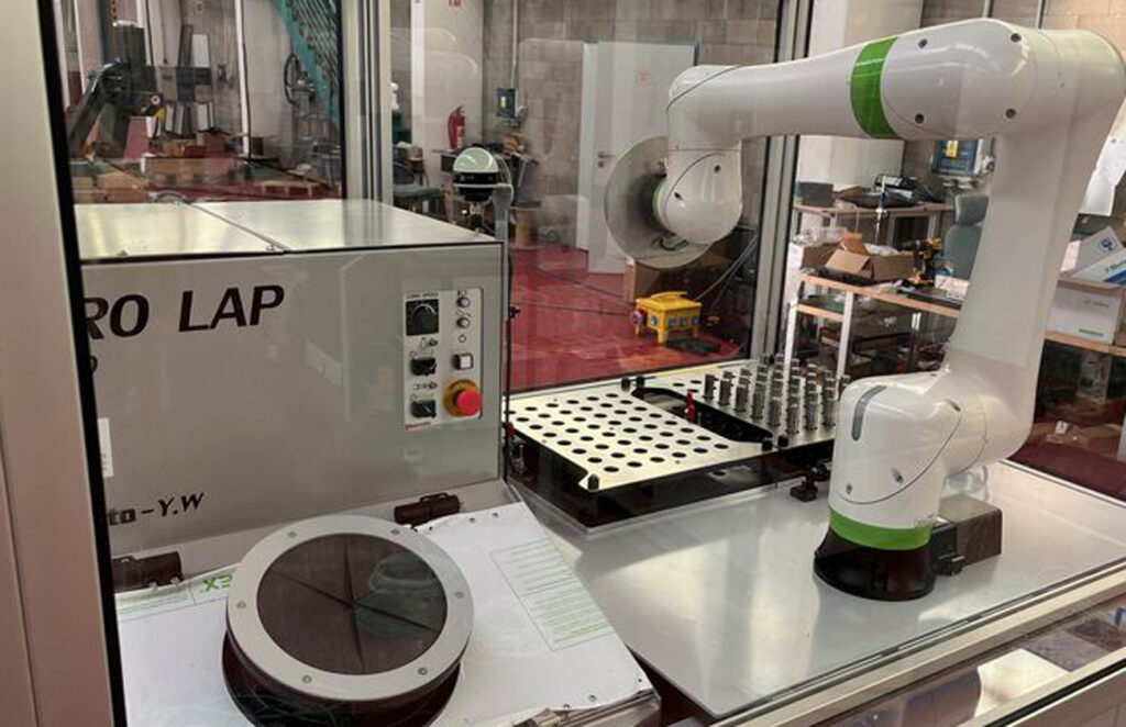 Automatisiertes Hochglanzläppen mit AeroLap YT-300 und Cobot von Okamoto