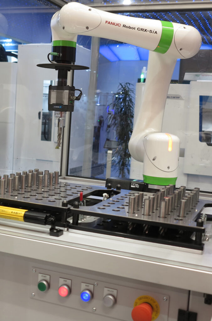 Okamoto macht vollautomatisiertes Hochglanzläppen möglich 3 Cobot führt Werkstücke beim automatisierten Präzisionsfinish