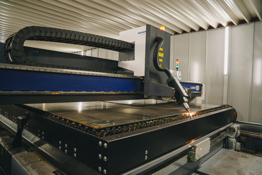 Laserschneidmaschine ELEMENT 400 L für automatisierte Blechbearbeitung entlang der Prozesskette mit hoher Dynamik und Präzision.