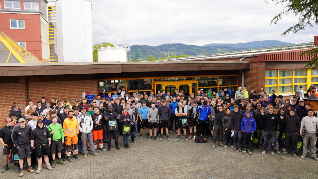250 Auszubildende beim United by Tools Event im Komzet Bau Bühl