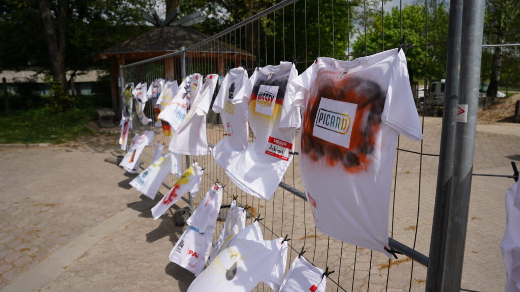 Selbst gestaltete T-Shirts der Auszubildenden T-Shirts der Auszubildenden trocknen nach der Kreativaktion im Außenbereich