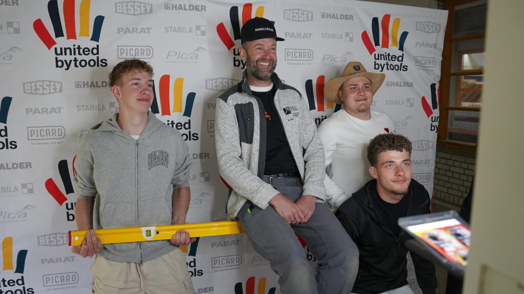 Fotobox beim United by Tools Event Auszubildende machen Erinnerungsfotos vor der United by Tools Fotowand
