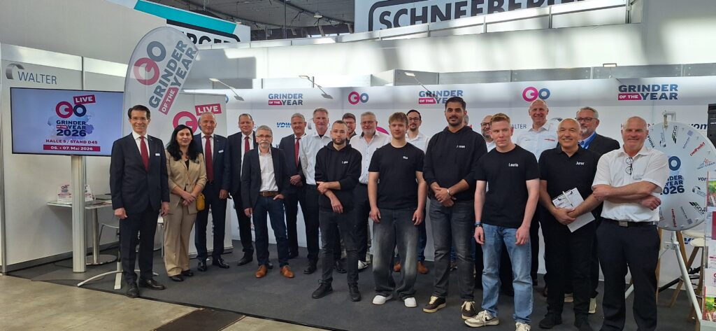 GrindingHub mit Live-Finale des Nachwuchswettbewerbs 2 Die Unterstützer, Jury und Finalisten des GRINDER OF THE YEAR 2026 vor dem Wettbewerb (v.l.): Dr. Christoph Müller-Mederer (WALTER), Evrin Löhn (GDS), Markus Piber (UNITED MACHINING SOLUTIONS), Stephan Nell (UNITED MACHINING SOLUTIONS), Harri Rein (Vomat), Jochen Reiff (WALTER), Roland Hörmann (Saint-Gobain Abrasives), Fabio Schoppet (Erstplatzierter), Adrian Rein (Vomat), Thomas Löhn (GDS), Max Bergner (Zweitplatzierter), Florian Schneider (Saint-Gobain Abrasives); Arman Hamidi (Viertplatzierter), Thomas Riehle (WALTER), Laurin Mink (Drittplatzierter), Martin Storr (oelheld), Lütfi Bozkurt (Diamond Tooling Systems), Martin Göbel (VDW) und Wolfgang Rauhut (WALTER).