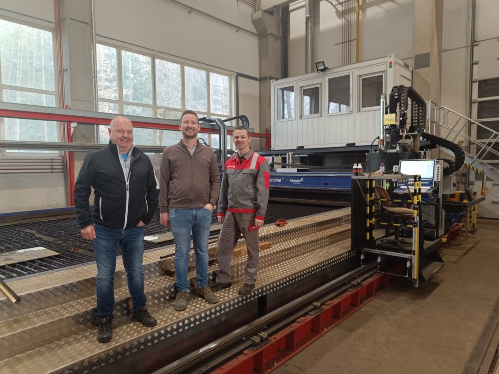Kremsmüller modernisiert Anlagenbau mit Messer Cutting Systems 3 Projektteam von Kremsmüller und Messer Cutting Systems vor der OmniMat