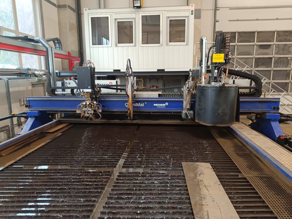 OmniMat CNC-Schneidmaschine von Messer Cutting Systems bei Kremsmüller Industrieanlagenbau