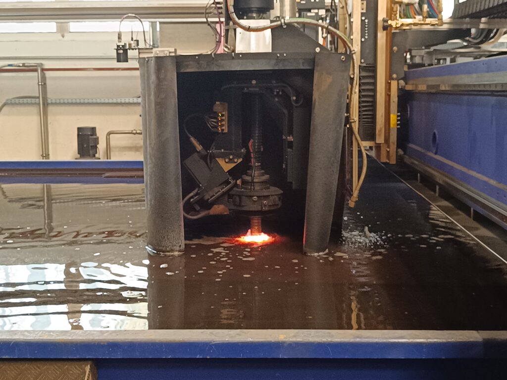 Kremsmüller modernisiert Anlagenbau mit Messer Cutting Systems 1 Plasma-Fasenaggregat Skew Rotator Infinity für präzise Unterwasser-Fasenschnitte