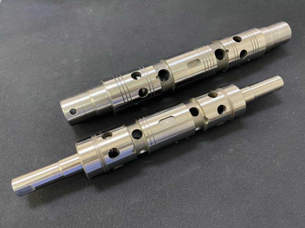 Geschliffene Hydraulik-Komponente für die Luftfahrt Geschliffene Hydraulik-Komponente aus gehärtetem Werkzeugstahl mit höchster Rundheit und Oberflächenqualität