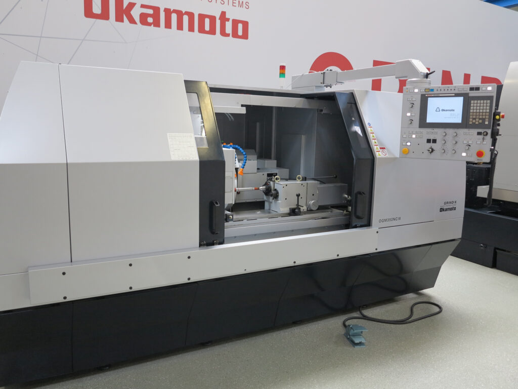 Okamoto OGM 350 EXII für präzises Außenrundschleifen in der industriellen Fertigung
