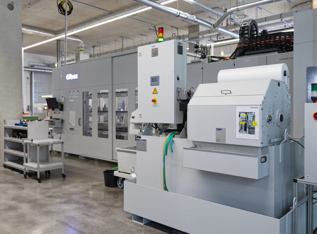 Vernetzte Fertigungsplattform für den Werkzeugbau 2 Fehlmann VERSA 945 mit angepasster Gibas-Automation bei ESCHA