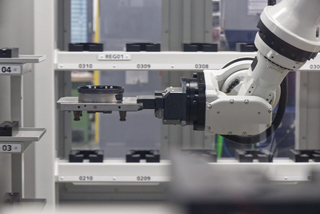 Vernetzte Fertigungsplattform für den Werkzeugbau 4 Fanuc-Roboter in der Gibas-Automationszelle bei ESCHA