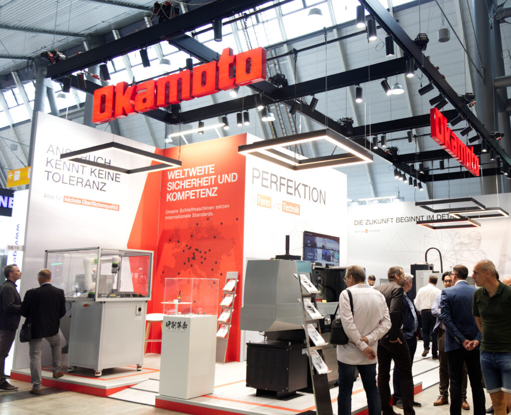 Messestand von Okamoto mit Schleiftechnologie auf der AMB 2026